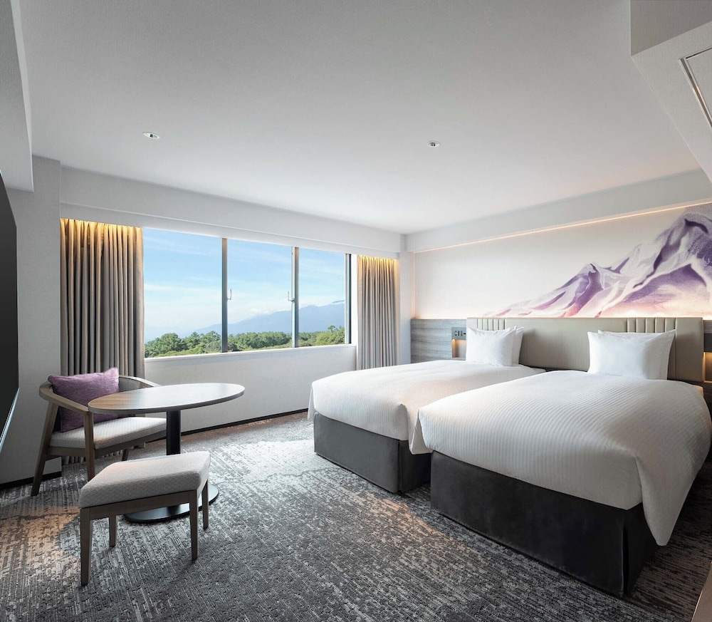 エグゼクティブ ルーム (2 Twin Beds and 2 Extra Beds) 客室1 | グランドメルキュール八ヶ岳リゾート & スパ