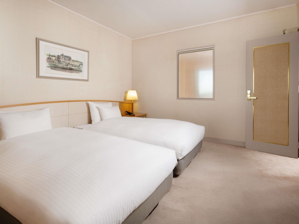 クラシック スイート ベッド (複数台) 客室2 | メルキュール富山砺波リゾート & スパ