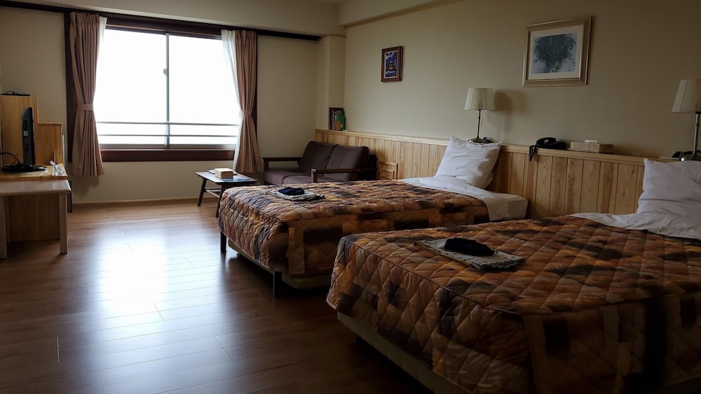 眺望の良い洋室（定員2～3名）禁煙室 | 旅行人山荘