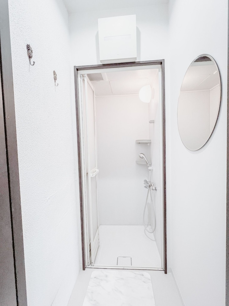 デザイン 4 人部屋 クイーンベッド 1 台ソファーベッド付き バスルーム0 | BeachHouse Geragera