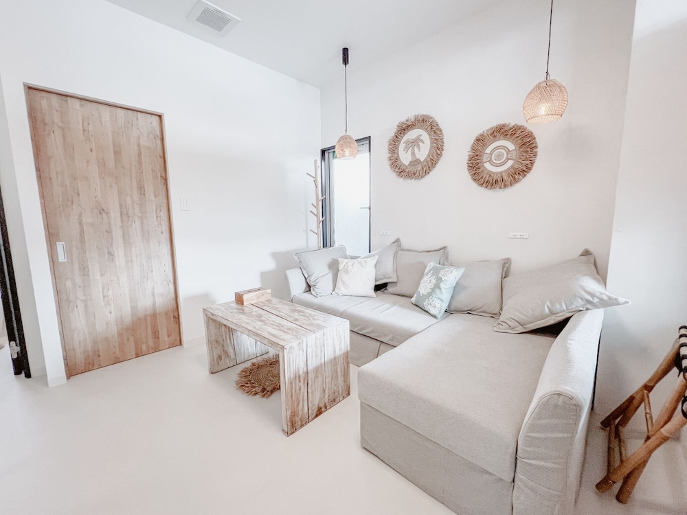 デザイン 4 人部屋 クイーンベッド 1 台ソファーベッド付き リビング エリア1 | BeachHouse Geragera