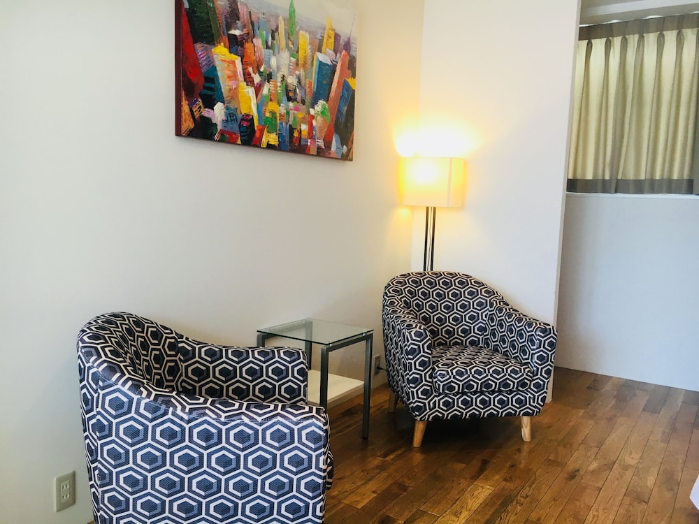 ファミリー ルーム 専用バスルーム リビング エリア1 | サンチャゴゲストハウス広島