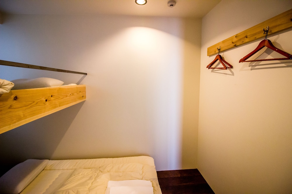 プライベート部屋　２段ベッド　下段キングベッド　上段シングル（２〜３名様用） 客室4 | サンチャゴゲストハウス広島