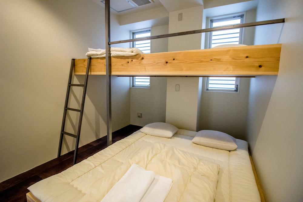 プライベート部屋　２段ベッド　下段キングベッド　上段シングル（２〜３名様用） 客室5 | サンチャゴゲストハウス広島