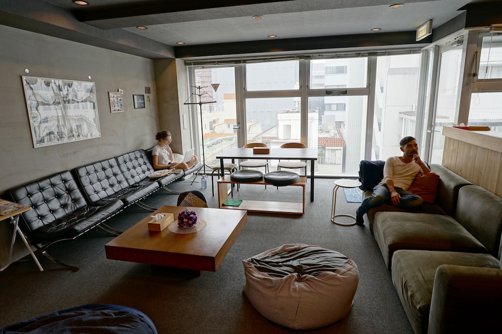 プライベート部屋　２段ベッド　下段キングベッド　上段シングル（２〜３名様用） リビング エリア1 | サンチャゴゲストハウス広島