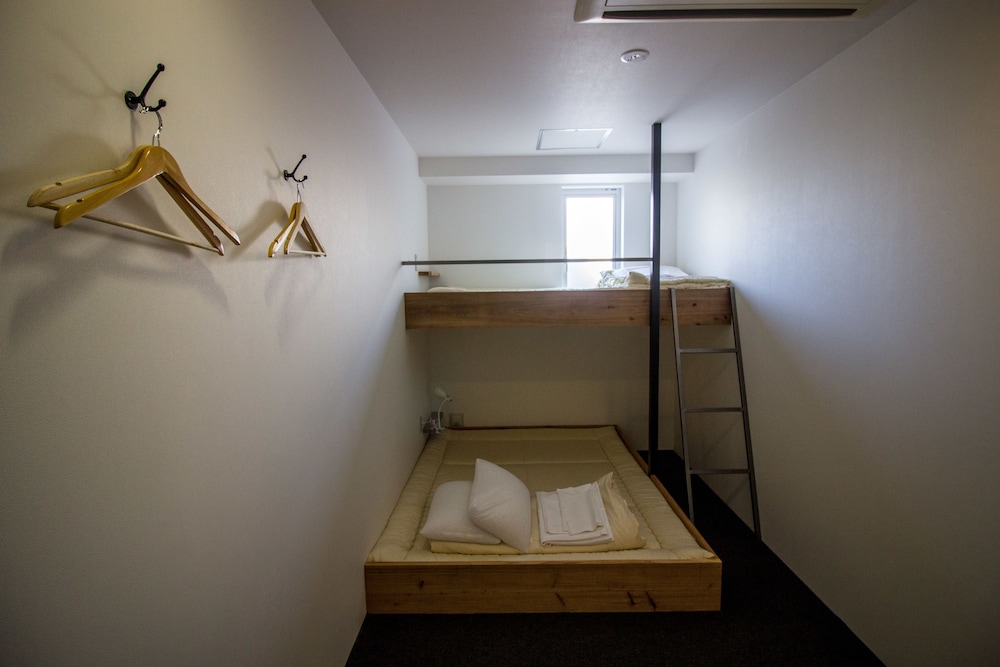 プライベート部屋　２段ベッド　下段キングベッド　上段シングル（２〜３名様用） 客室7 | サンチャゴゲストハウス広島