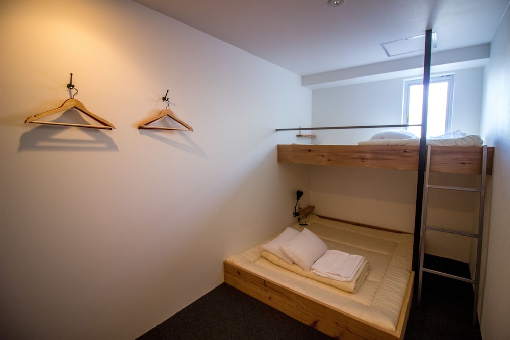 プライベート部屋　２段ベッド　下段キングベッド　上段シングル（２〜３名様用） 客室9 | サンチャゴゲストハウス広島