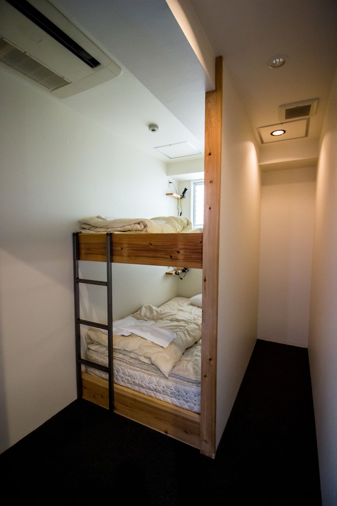 プライベート部屋 2段ベッド 下段セミダブル 上段セミダブル(2名様用) 客室1 | サンチャゴゲストハウス広島
