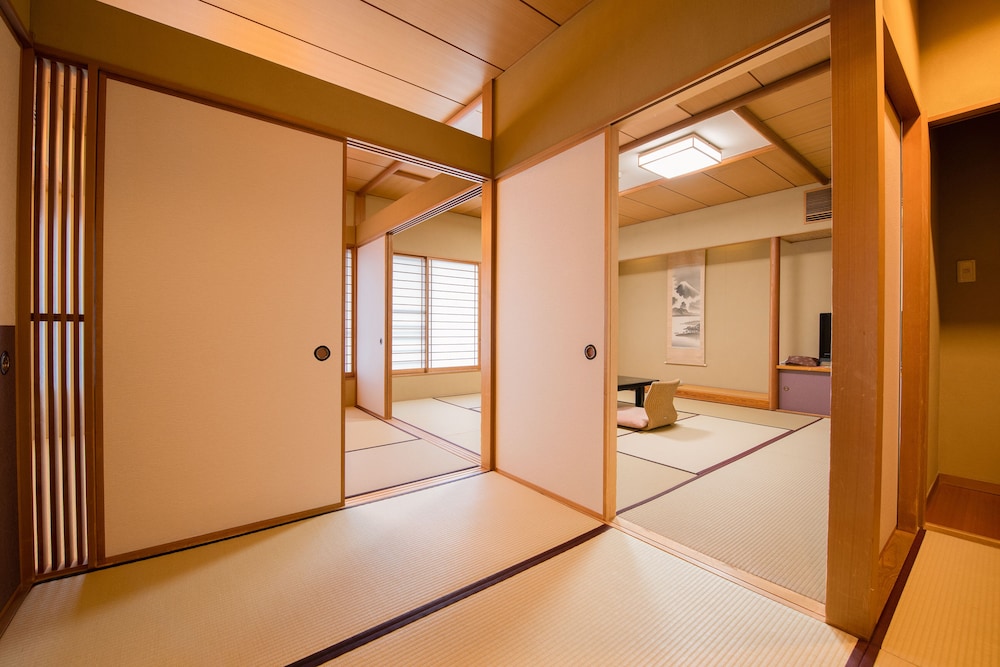『鼓』 数寄屋造り次の間付き 客室3 | ホテル羽衣