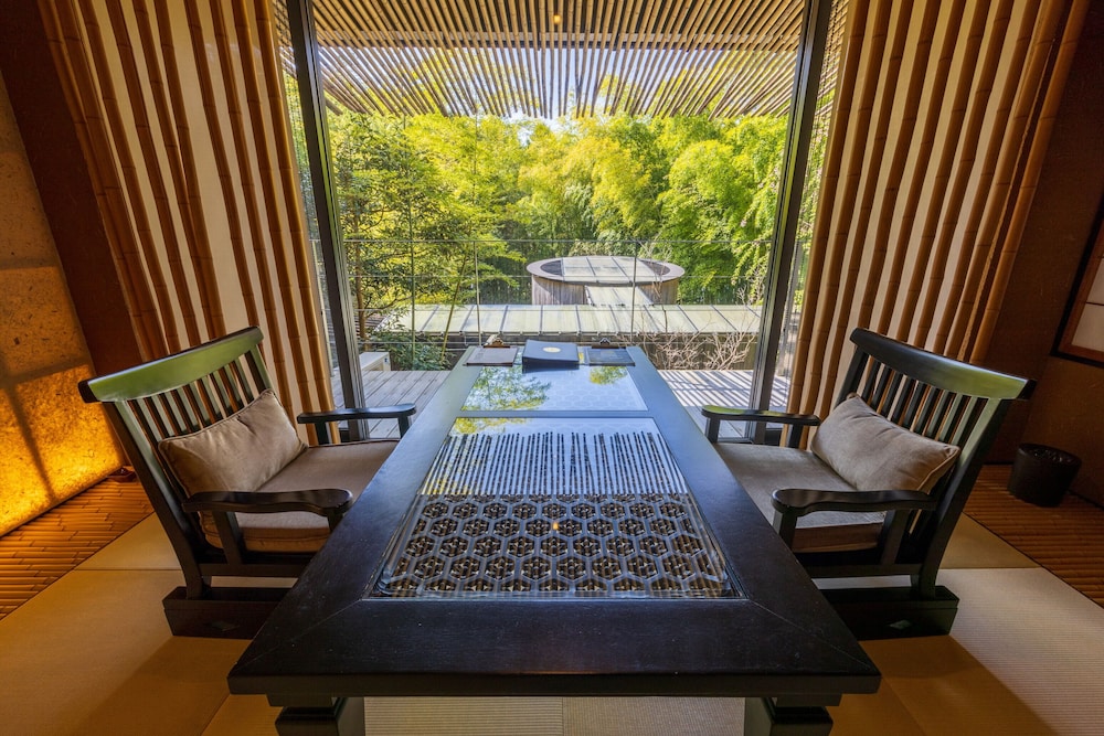 響 (HIBIKI) 温泉露天風呂付 喫煙 客室内のダイニングエリア1 | 金乃竹 仙石原 - 大人限定