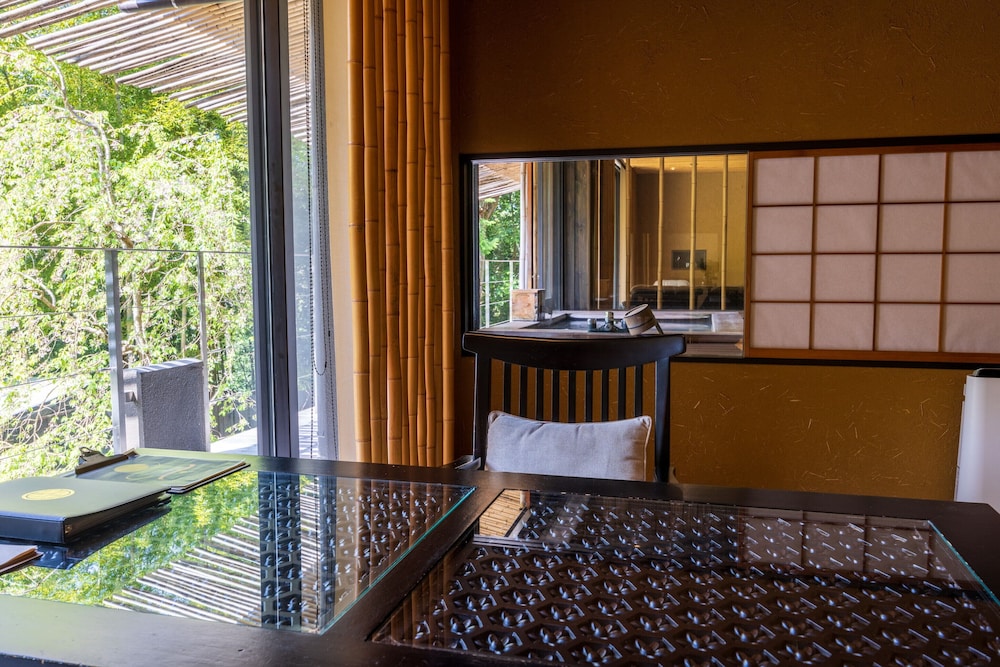 響 (HIBIKI) 温泉露天風呂付 喫煙 客室内のダイニングエリア2 | 金乃竹 仙石原 - 大人限定