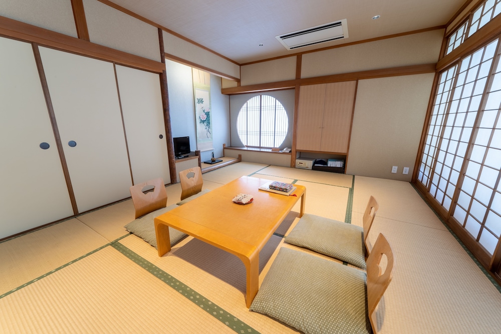 和室14畳 (改装済み) 禁煙 客室1 | 緑風荘