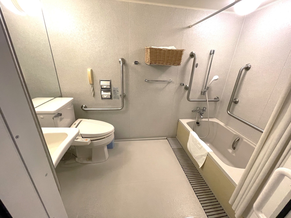 ツインルームA 喫煙可 (バリアフリー仕様) バスルーム0 | グリーンリッチホテルあそ熊本空港 人工温泉・二股湯の華