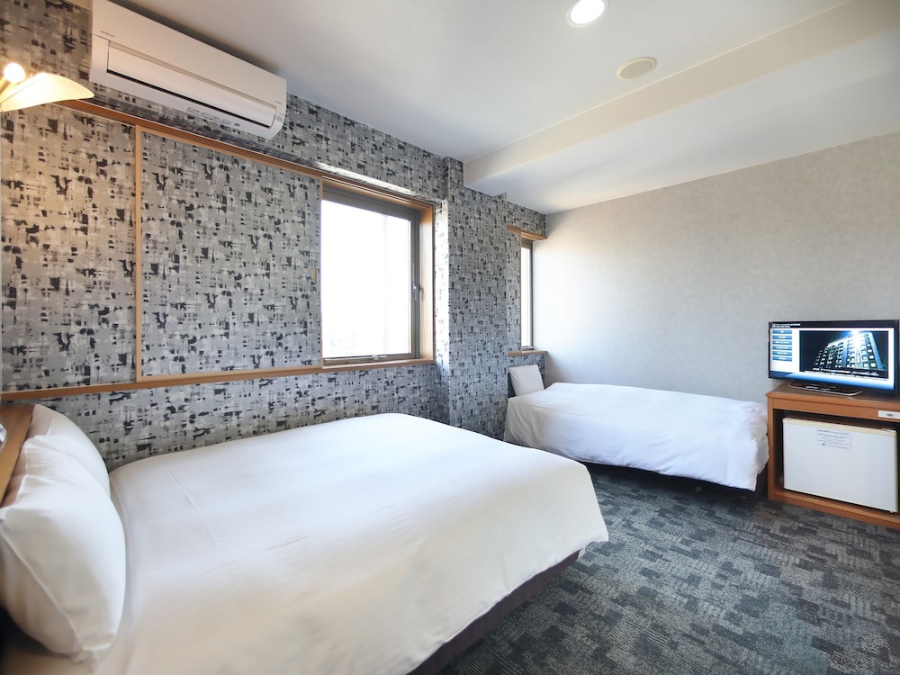 ツインルームA 喫煙可 (バリアフリー仕様) 客室1 | グリーンリッチホテルあそ熊本空港 人工温泉・二股湯の華