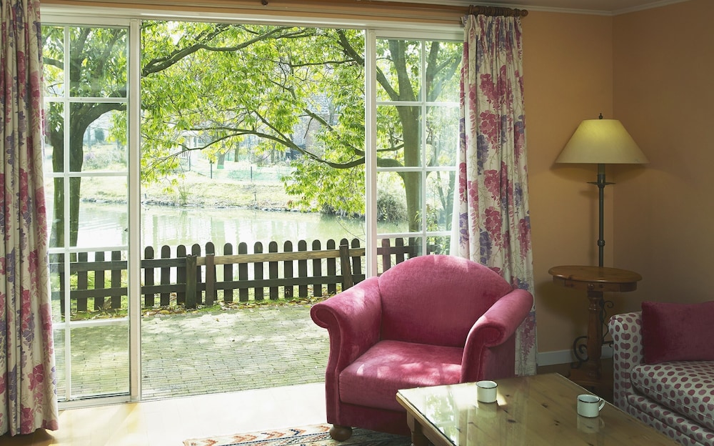 レイクアイランドヴィラ[初日入場券購入必須/翌日1DAYパスポート付] 禁煙 リビングルーム1 | フォレストヴィラ ハウステンボス