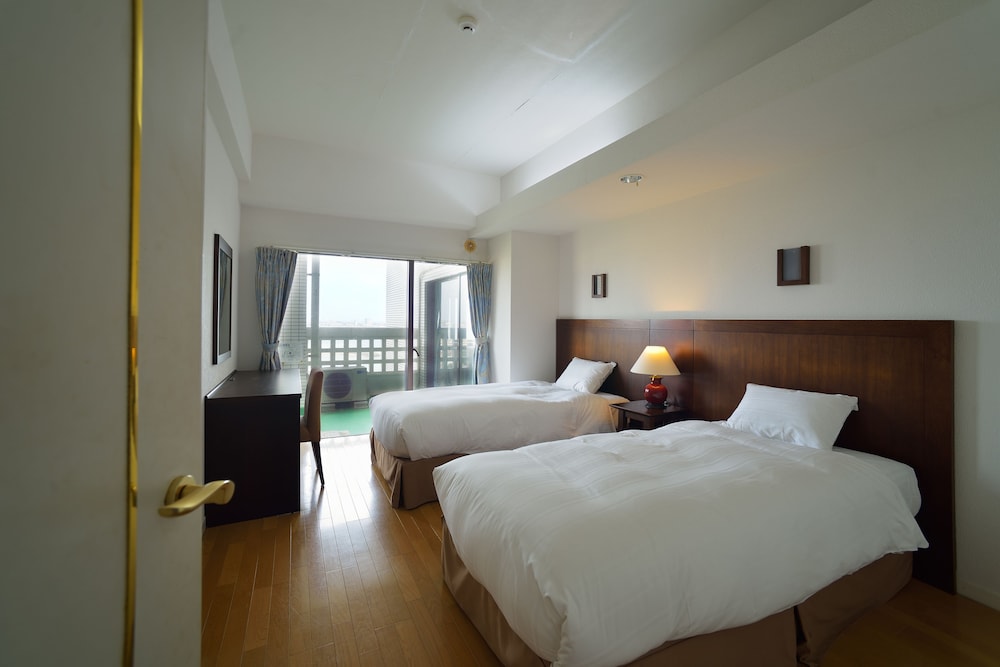 スイートルーム　パーシャルオーシャンビュー 禁煙 客室1 | ホテル ロイヤル マリン パレス石垣島