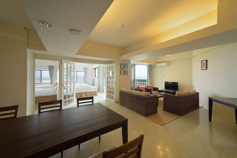 スイートルーム　パーシャルオーシャンビュー 禁煙 リビングルーム0 | ホテル ロイヤル マリン パレス石垣島