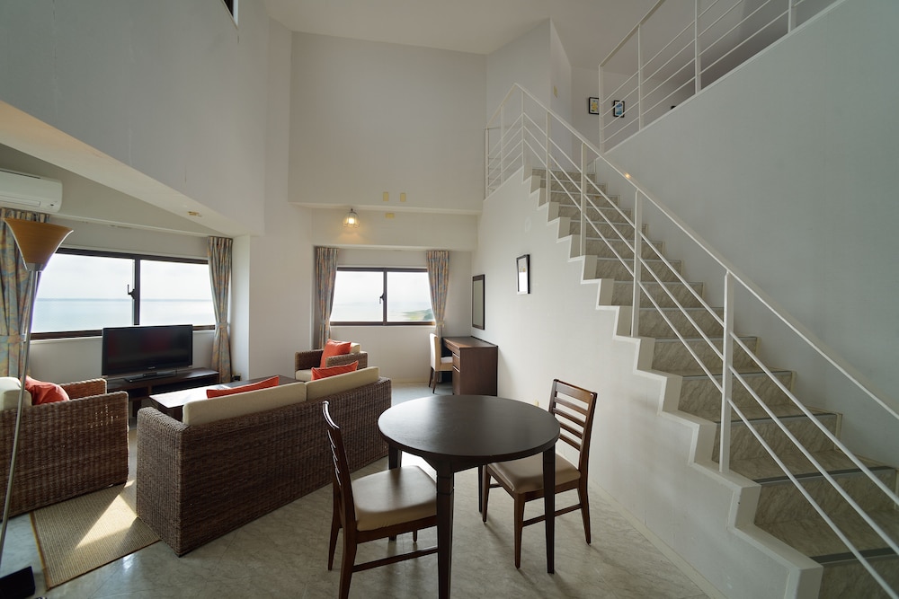 オーシャンビューメゾネット 禁煙 リビング エリア2 | ホテル ロイヤル マリン パレス石垣島