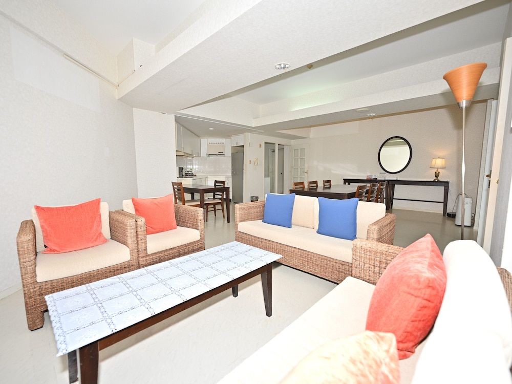 スイートルーム　パーシャルオーシャンビュー 禁煙 リビング エリア0 | ホテル ロイヤル マリン パレス石垣島