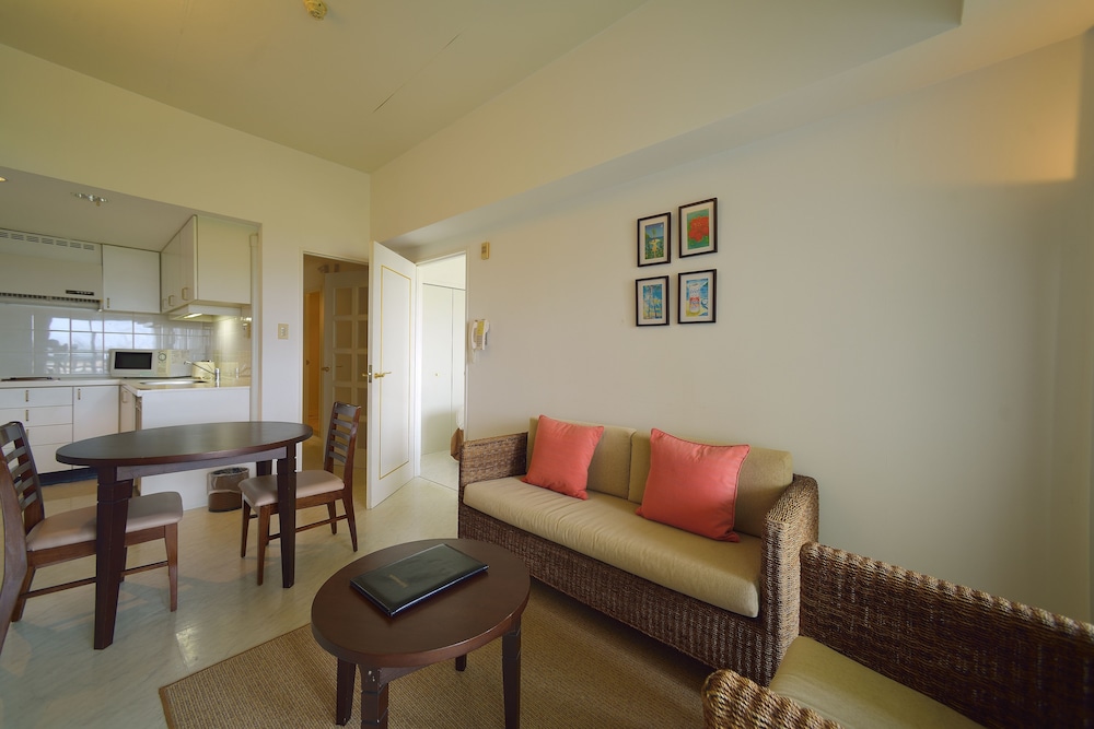 スタンダード ツインルーム 禁煙 リビングルーム1 | ホテル ロイヤル マリン パレス石垣島