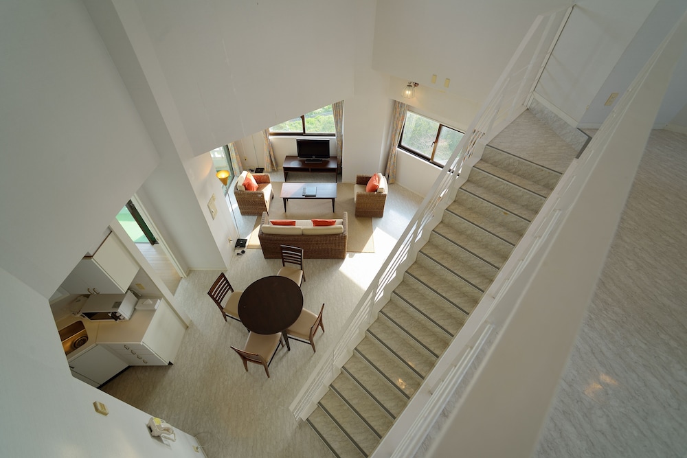 オーシャンビューメゾネット 禁煙 リビング エリア1 | ホテル ロイヤル マリン パレス石垣島