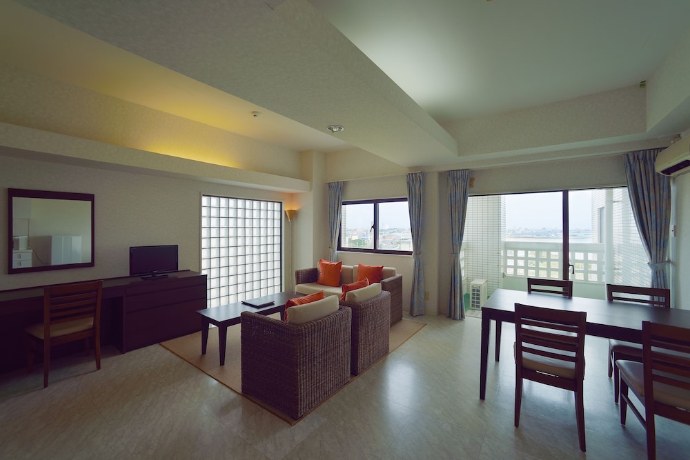 デラックスルーム パーシャルオーシャンビュー 禁煙 リビングルーム0 | ホテル ロイヤル マリン パレス石垣島