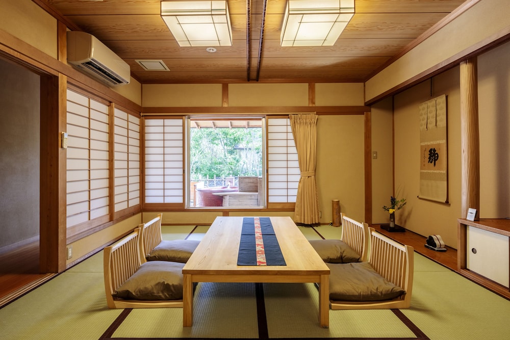 露天風呂付客室 リビング エリア1 | 美作三湯 湯郷温泉 季譜の里