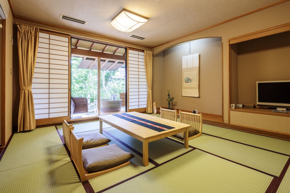 露天風呂付客室 リビング エリア0 | 美作三湯 湯郷温泉 季譜の里