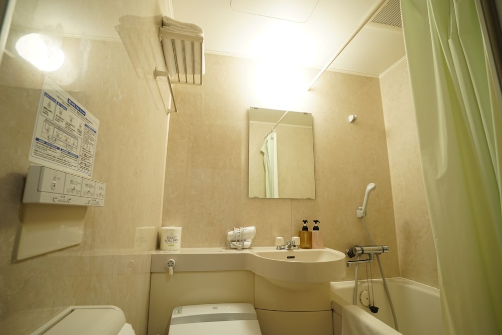 和室　３人部屋、 布団３つ、(禁煙) バスルームのシンク0 | 飛騨高山ゲストハウス桜花