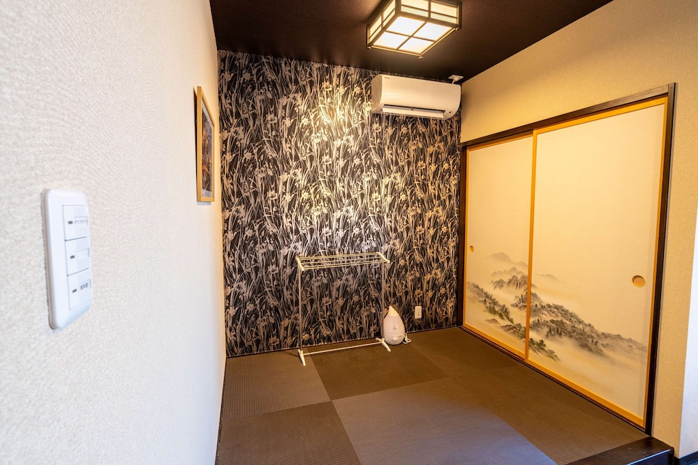 和室 3人部屋 ベッド付 共用バスルーム 客室1 | 飛騨高山ゲストハウス桜花
