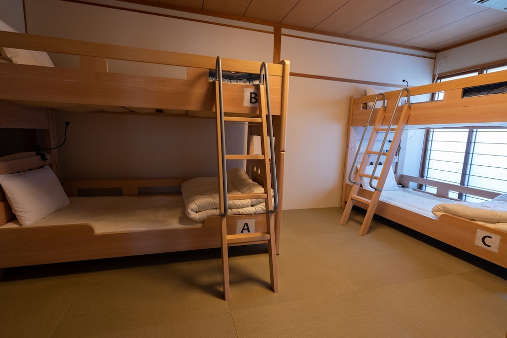 ファミリールーム 共用バスルーム (大人5名) 客室3 | 飛騨高山ゲストハウス桜花