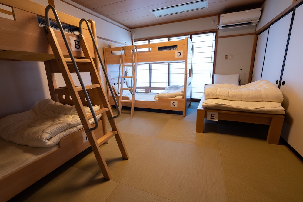 ファミリールーム 共用バスルーム (大人5名) | 飛騨高山ゲストハウス桜花