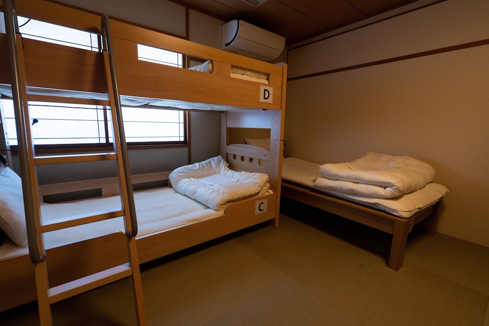 ファミリールーム 共用バスルーム (大人5名) 客室1 | 飛騨高山ゲストハウス桜花