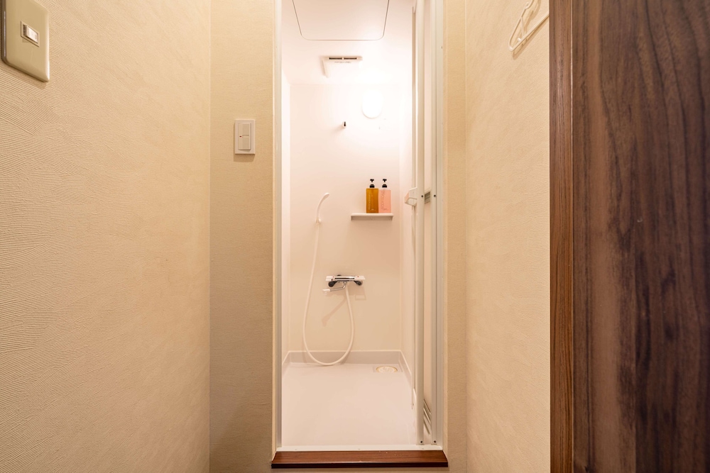 ファミリールーム 共用バスルーム (大人5名) バスルームのシャワー0 | 飛騨高山ゲストハウス桜花