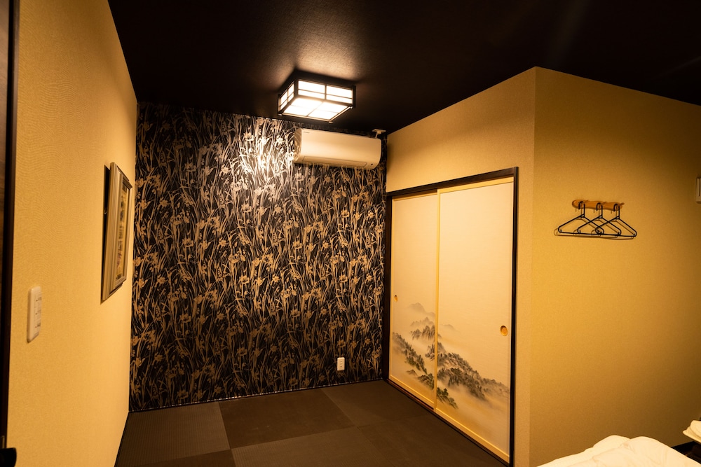 和室 3人部屋 ベッド付 共用バスルーム 客室2 | 飛騨高山ゲストハウス桜花