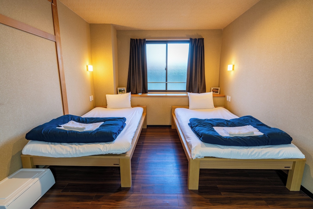 和室 ファミリールーム ベッド付 共用バ​​スルーム | 飛騨高山ゲストハウス桜花