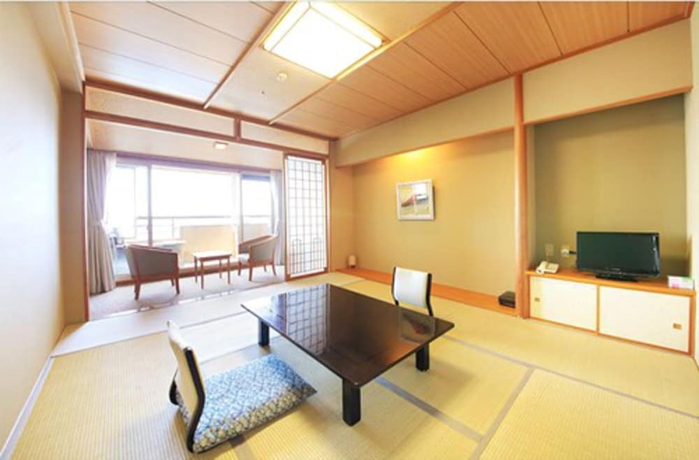 [街側眺望] 本館和室8畳 / 最大4名迄 | 平成館 しおさい亭