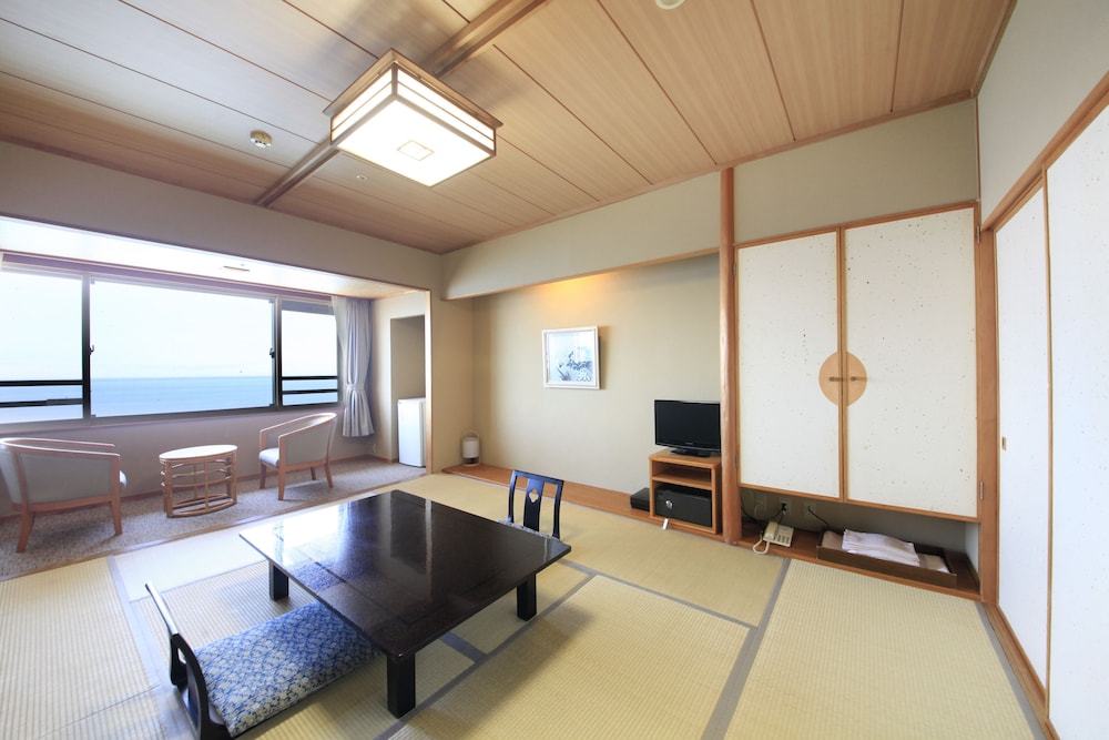 [海側眺望] 本館和室10畳 / 最大5名迄 | 平成館 しおさい亭