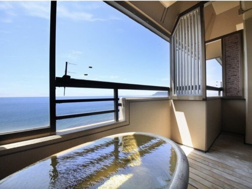 [海側眺望] 本館客室露天風呂付和室10畳 / 最大5名迄 | 平成館 しおさい亭