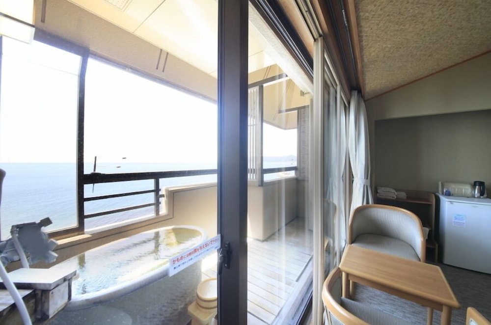 [海側眺望] 本館客室露天風呂付和室10畳 / 最大5名迄 客室2 | 平成館 しおさい亭