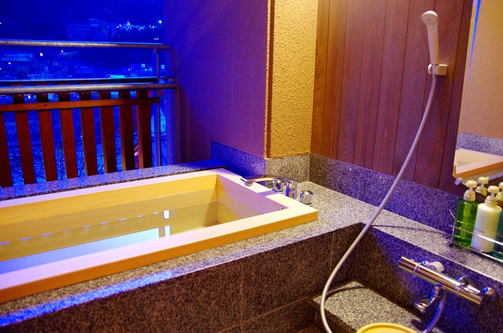 和室 展望 / 露天温泉付 バスルーム1 | 下呂温泉 悠久の華