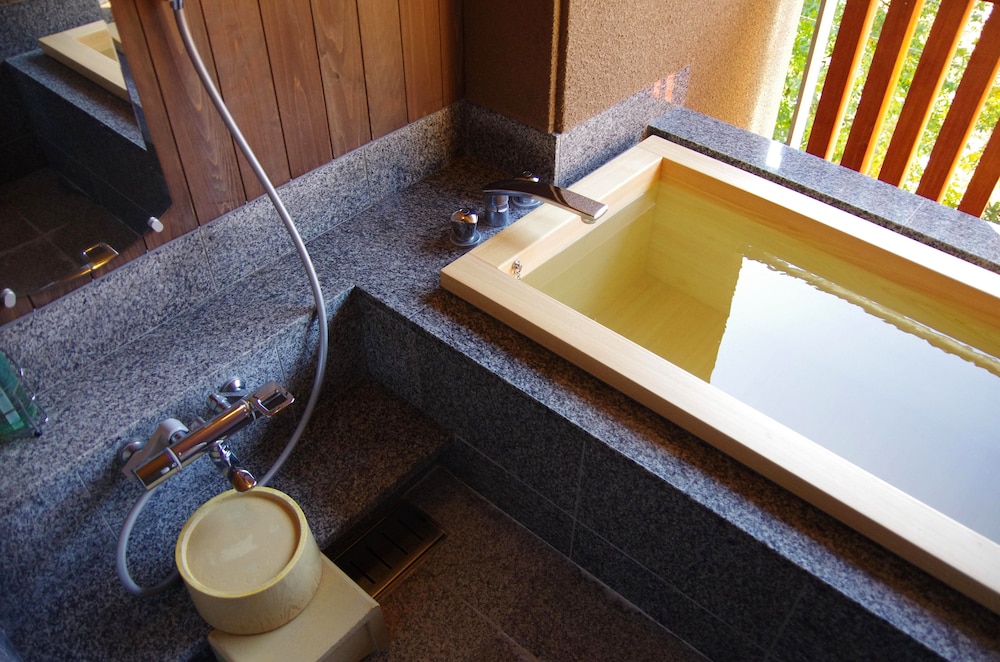 スイート和洋室 露天温泉付 バスルーム0 | 下呂温泉 悠久の華