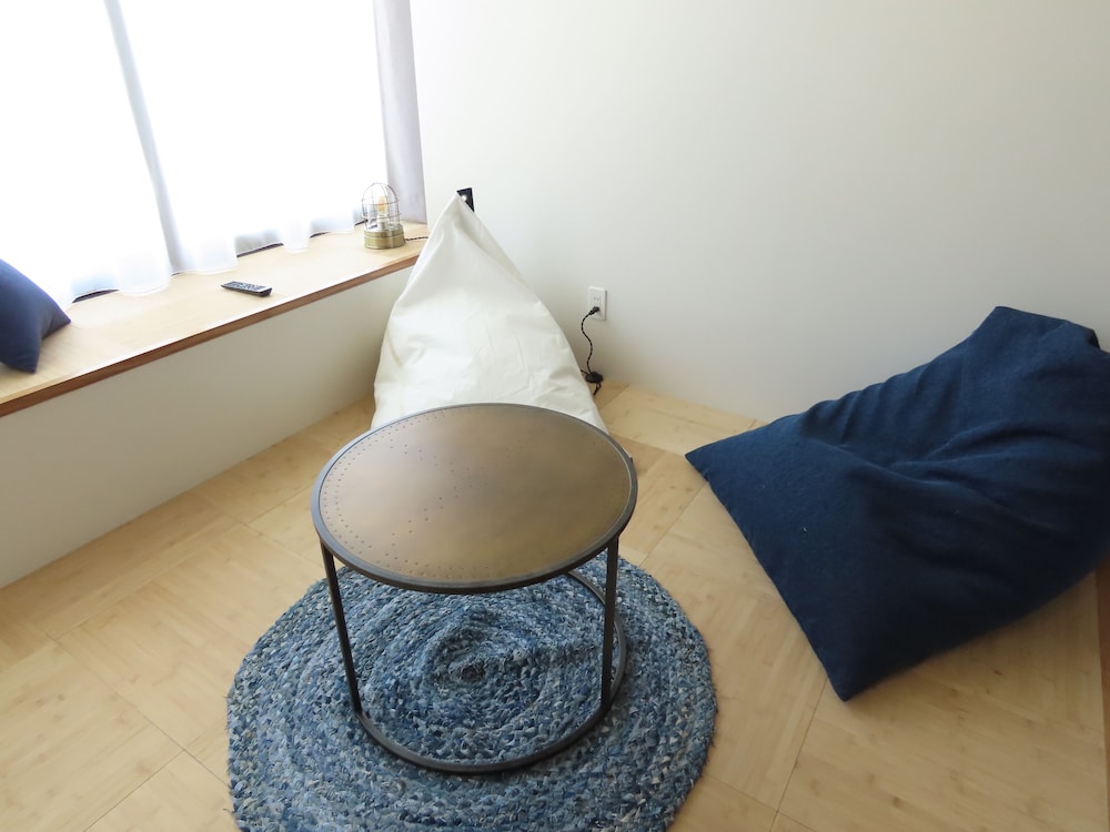 205 (禁煙)ペントハウスツイン(シャワーのみ) リビング エリア1 | 大阪北港マリーナ HULL