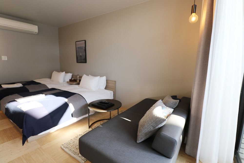 104 (禁煙)ガーデンツイン&ソファーベッド(シャワーのみ) 客室1 | 大阪北港マリーナ HULL