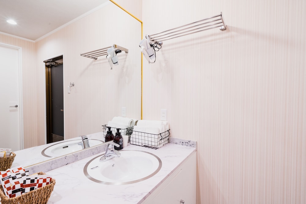 デラックス ツインルーム シングルベッド 2 台 バスルームのシンク0 | ホテル パゴダ