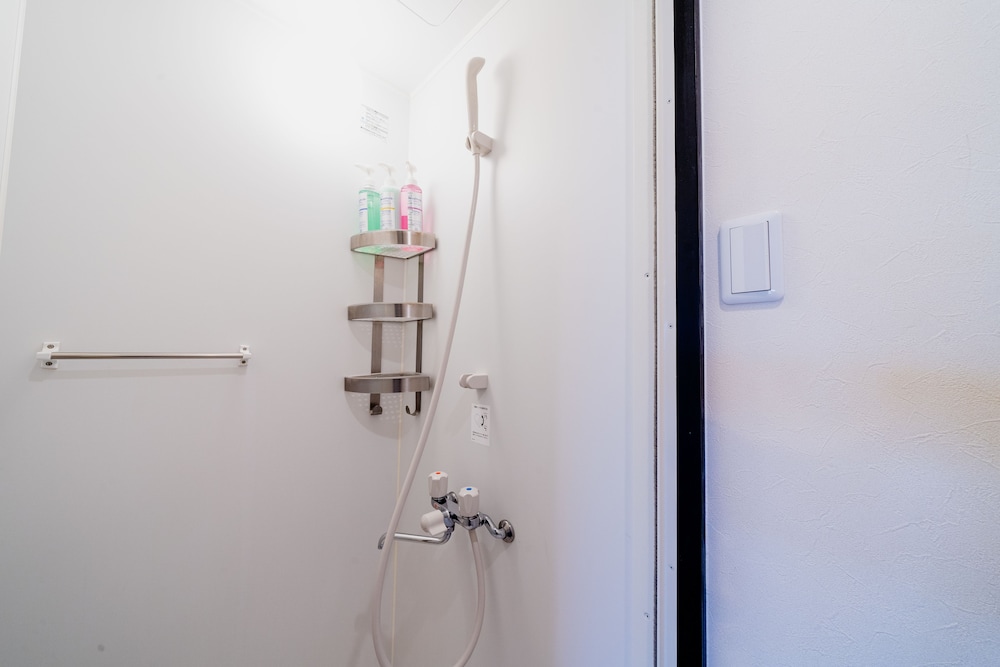 個室スモールルーム和室タイプ (お風呂・トイレ共用) バスルームのシャワー0 | ホテル パゴダ