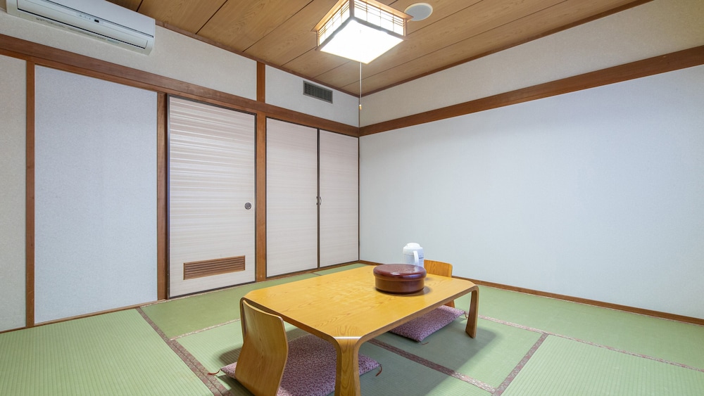 クラシック 4 人部屋 禁煙 客室11 | アクアガーデンホテル福丸