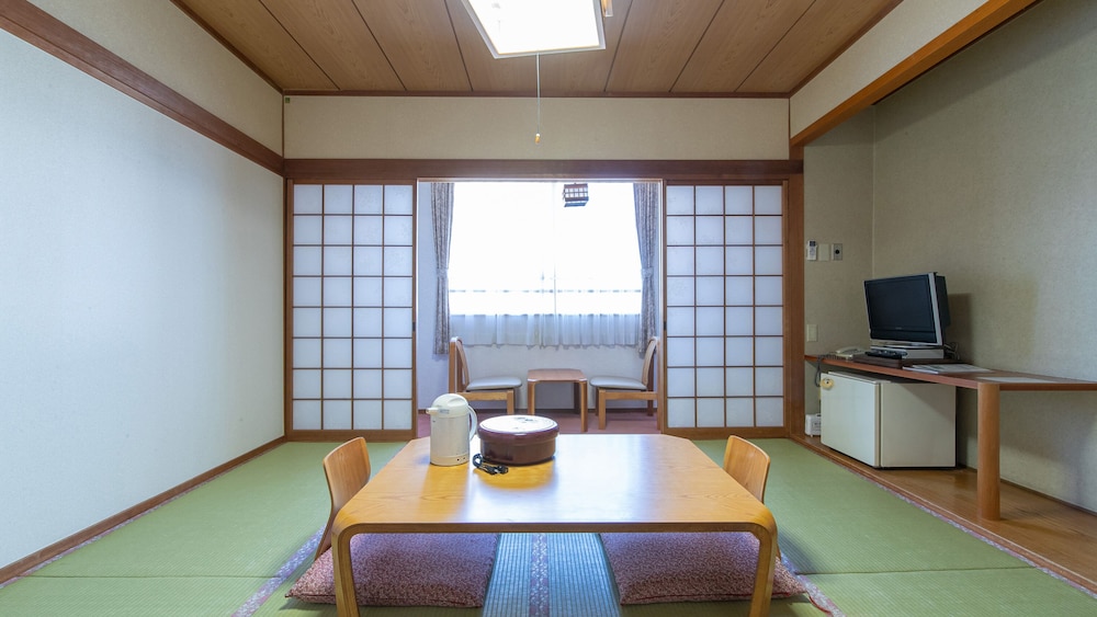 クラシック 4 人部屋 禁煙 客室7 | アクアガーデンホテル福丸