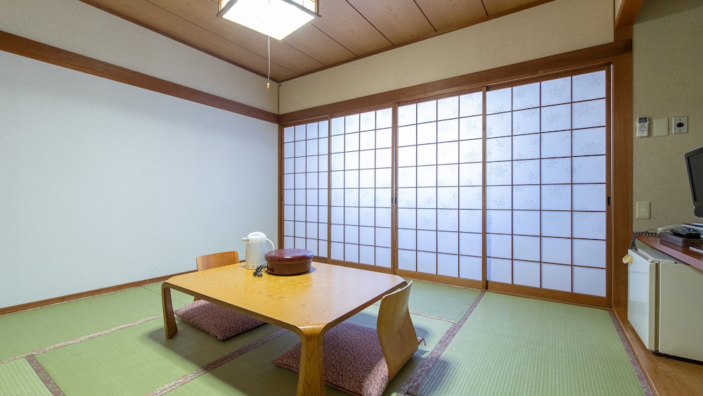 クラシック 4 人部屋 禁煙 客室8 | アクアガーデンホテル福丸