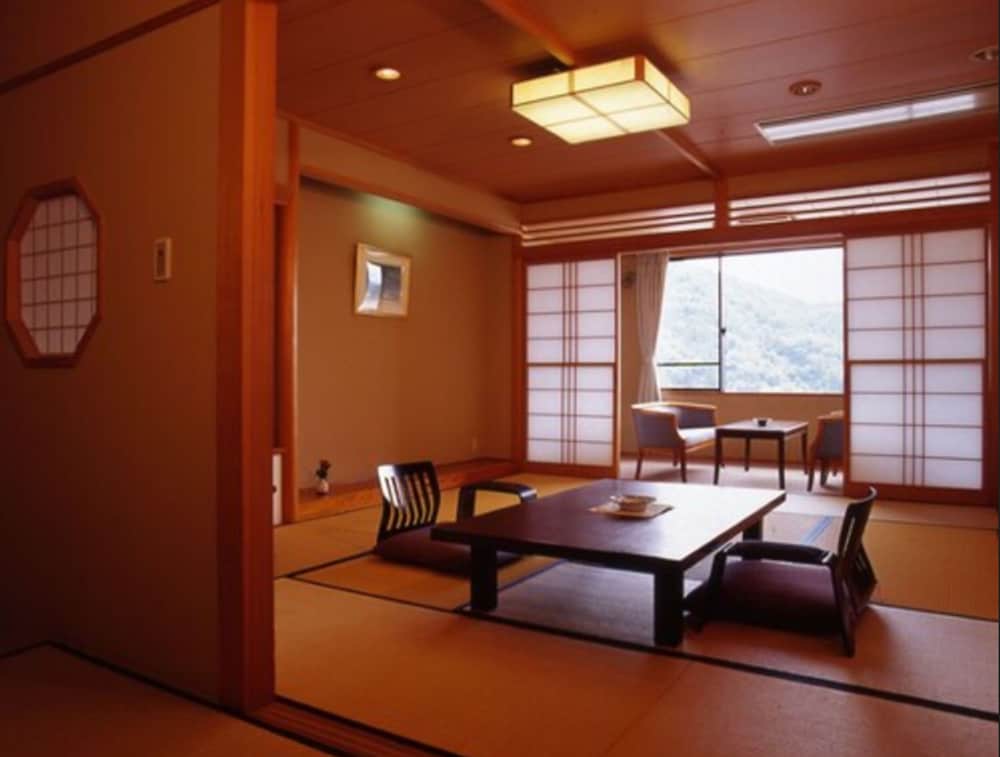 眺望は富士和室 12.5畳 客室1 | ホテル美富士園
